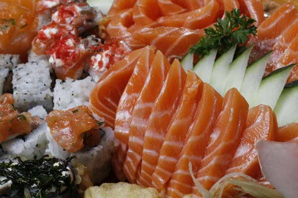 Quelle est la meilleure méthode pour préparer des sashimis de saumon frais avec une découpe précise?