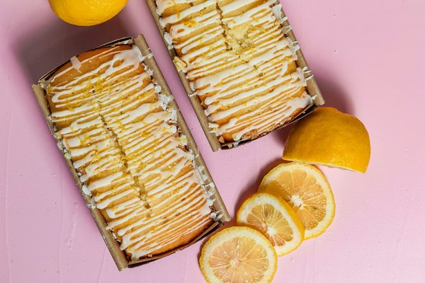 Quels sont les secrets pour un cake au citron moelleux avec un glaçage miroir?