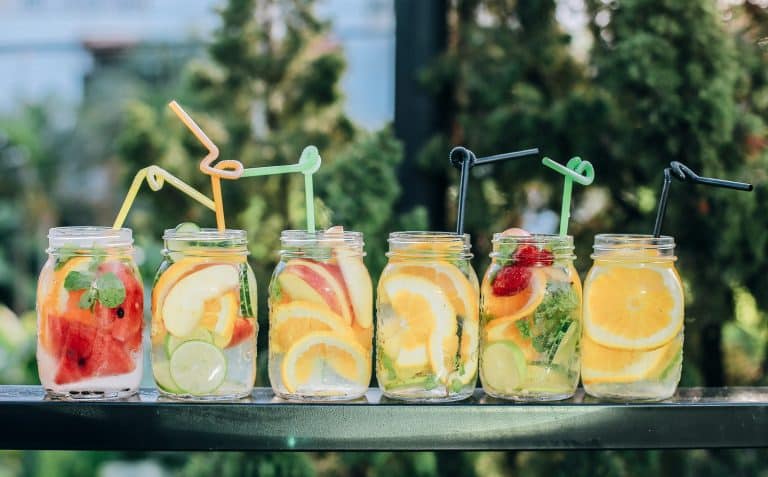 Comment préparer un cocktail pétillant au kombucha et aux fruits?
