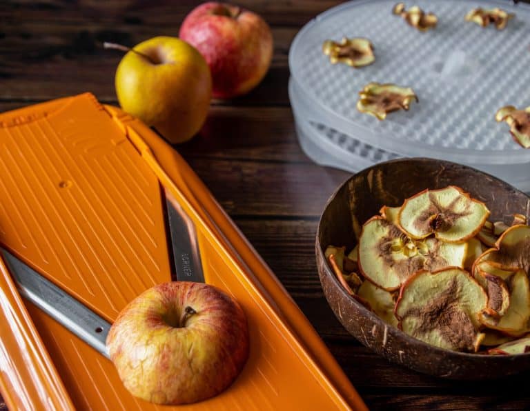 Quelles caractéristiques rechercher dans une mandoline de cuisine professionnelle pour des coupes précises ?
